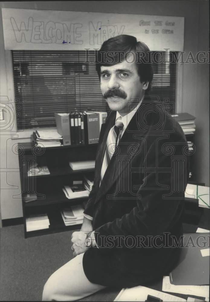 1986 Press Photo Mark Grams, Port Washington city administrator - mjb24156 - Historic Images