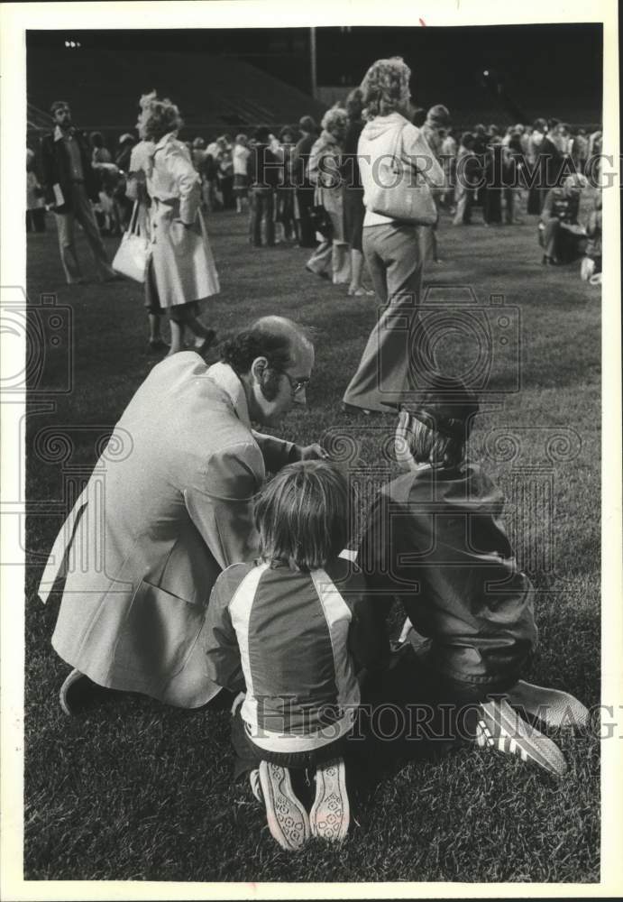 1979 Press Photo Children receive information from counselor, Milwaukee, WI - Historic Images