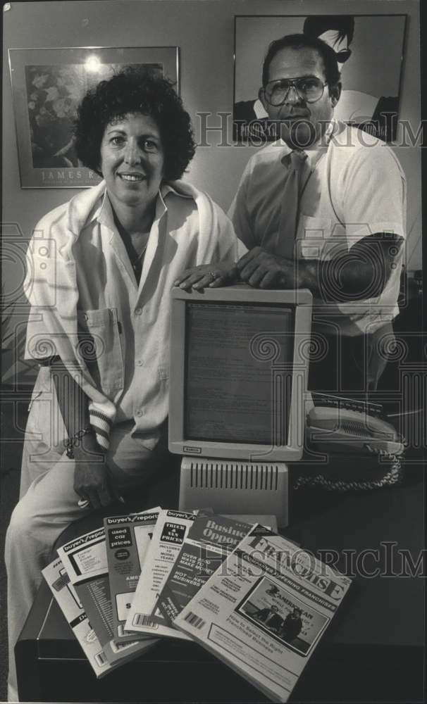 1987 Press Photo Betsy, Michael Green with their magazine copies, Milwaukee, WI - Historic Images