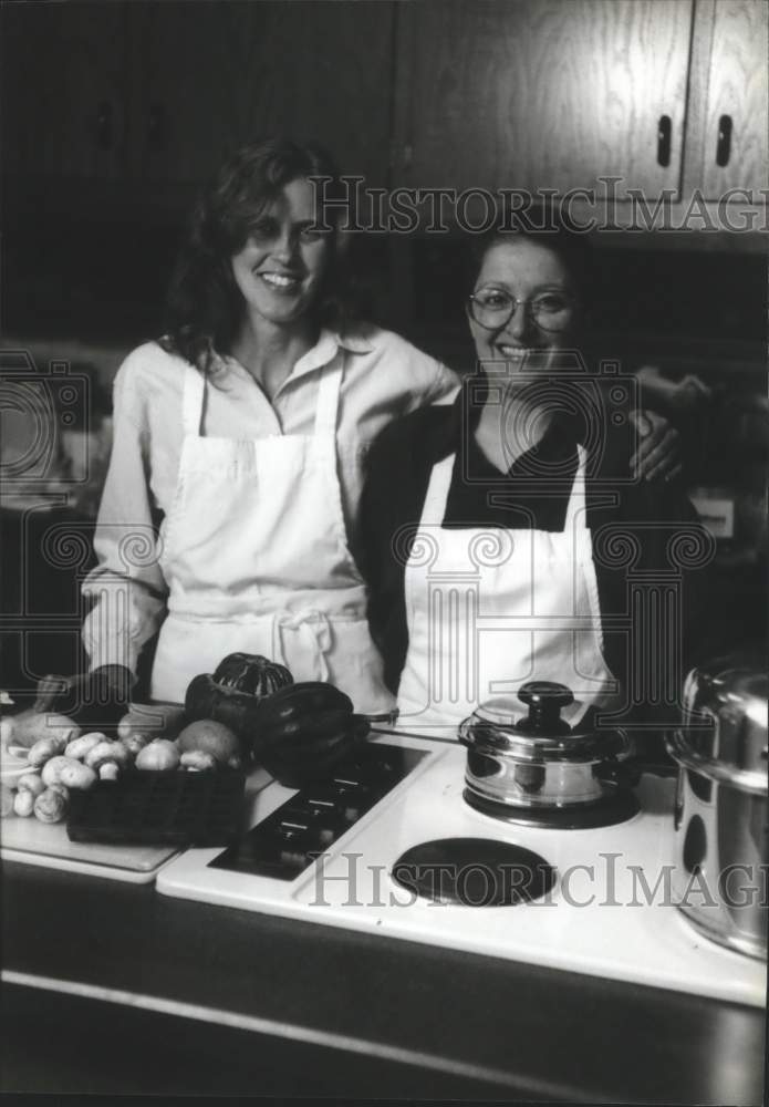 1994 Press Photo Lizabeth Karvelas, Toby Colton, Owners of Green Earth Caterers - Historic Images