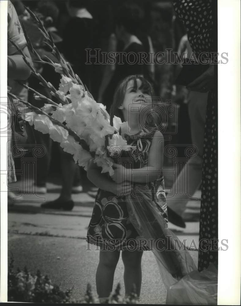 1994 Press Photo Samantha Gehl at Farm Market in Milwaukee, Wisconsin - Historic Images