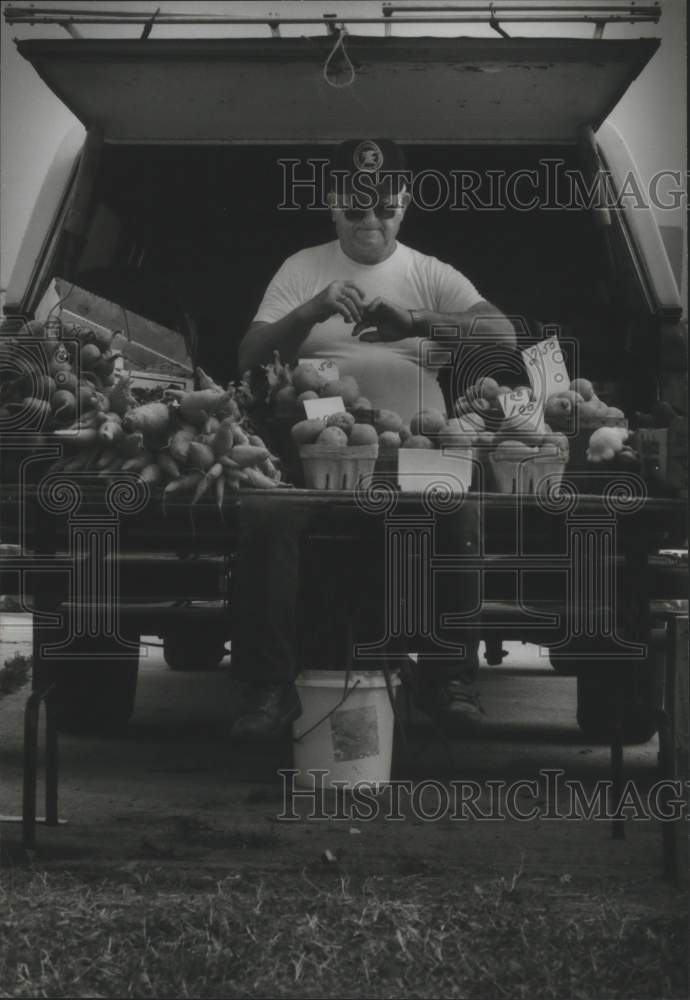 1993 Press Photo Donald Mahn sells produce, Farm Market, Milwaukee, Wisconsin - Historic Images