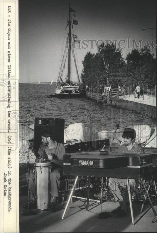 1985 Press Photo Jim Glynn, Steve Tilton perform music at benefit, Milwaukee - Historic Images
