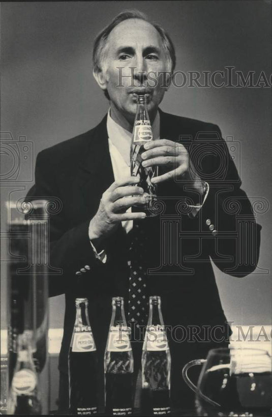 1984 Press Photo Robert Greenler, University of Wisconsin, Plays Soda Bottles - Historic Images
