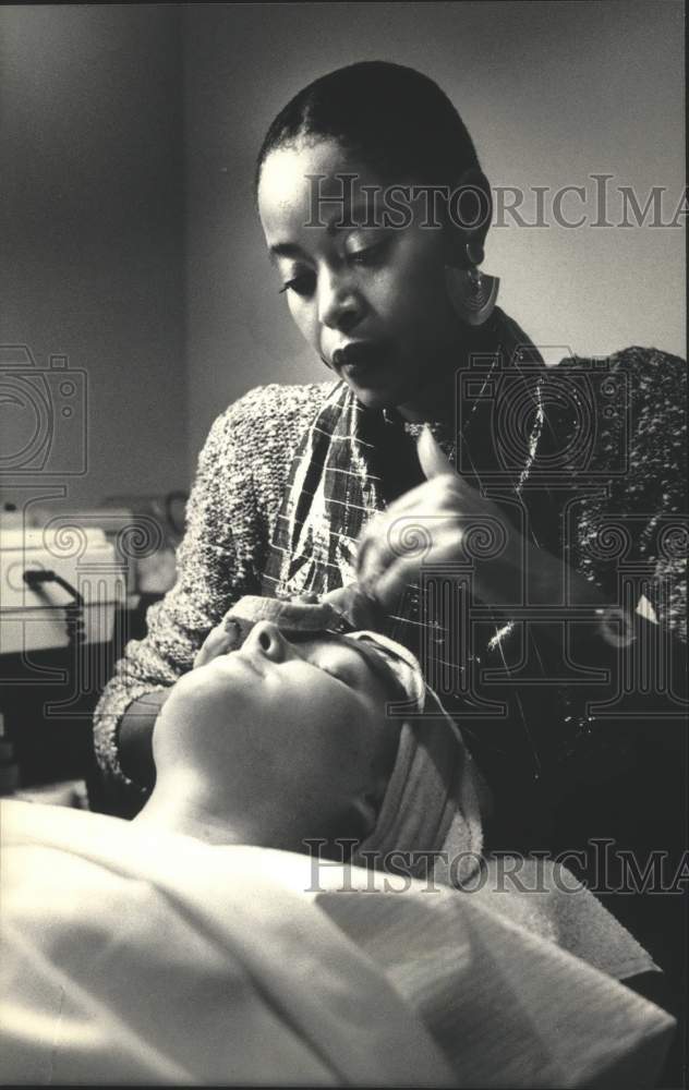 1987 Press Photo Edna Mathews Gives Facial to Melinda Gilberg, Milwaukee - Historic Images