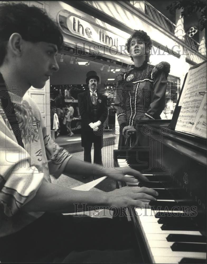 1986 Press Photo Kelly Krause and David Carroll, Grand Avenue Mall, Milwaukee - Historic Images