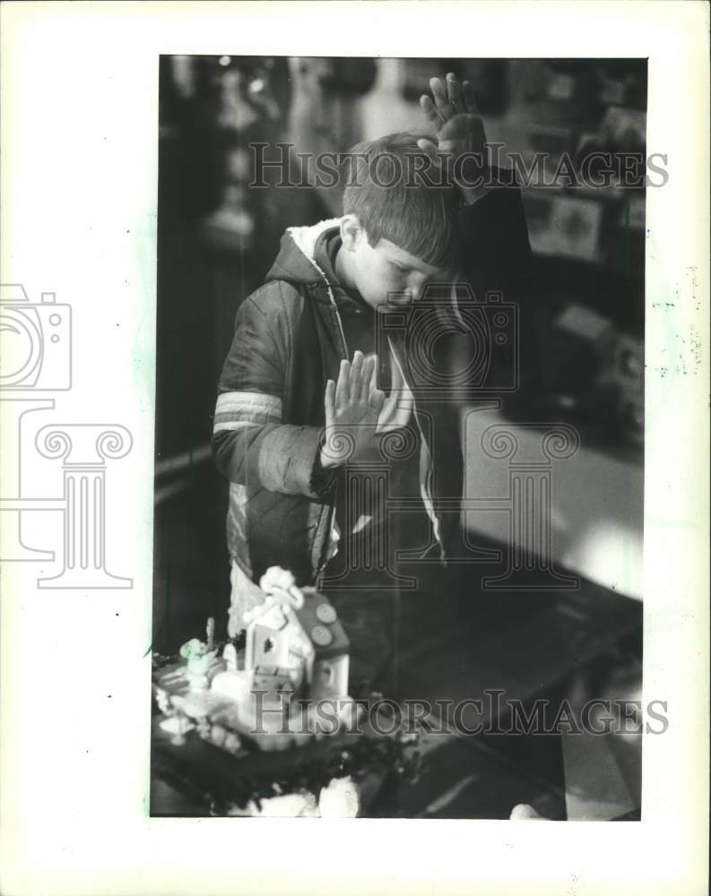 1983 Press Photo Mark Zuchowski at Grand Avenue Mall, Milwaukee, Wisconsin - Historic Images