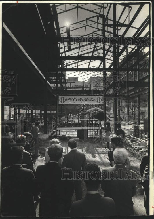 1981 Press Photo Kevin O'Connor at Grand Avenue Mall Ceremony, Milwaukee - Historic Images