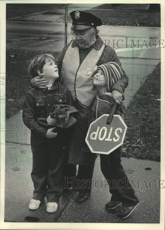 1983 Press Photo Elizabeth Graves, Crossing Guard, Wauwatosa, Wisconsin - Historic Images