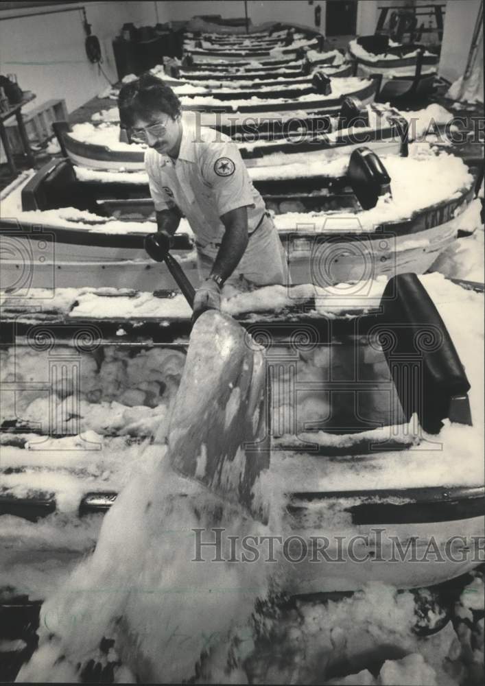 1985 Press Photo Mark Strack shovels snow from ride cars, Great America, Gurnee - Historic Images