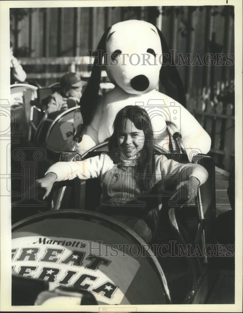 1981 Press Photo Sydney Penny, Snoopy character, Great America park, Gurnee, IL - Historic Images