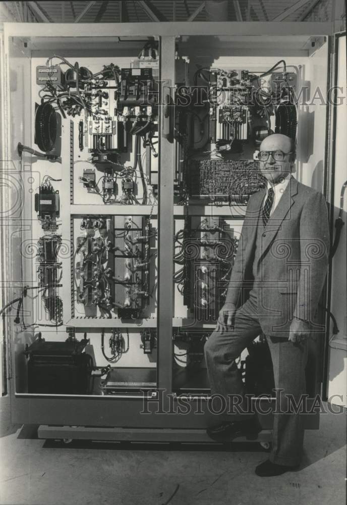 1983 Press Photo Duane Kobs in front of electronic controls of Graham Co., MIlw. - Historic Images