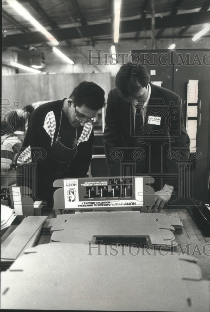 1990 Press Photo Governor McCallum toured Waukesha Training Center - Historic Images