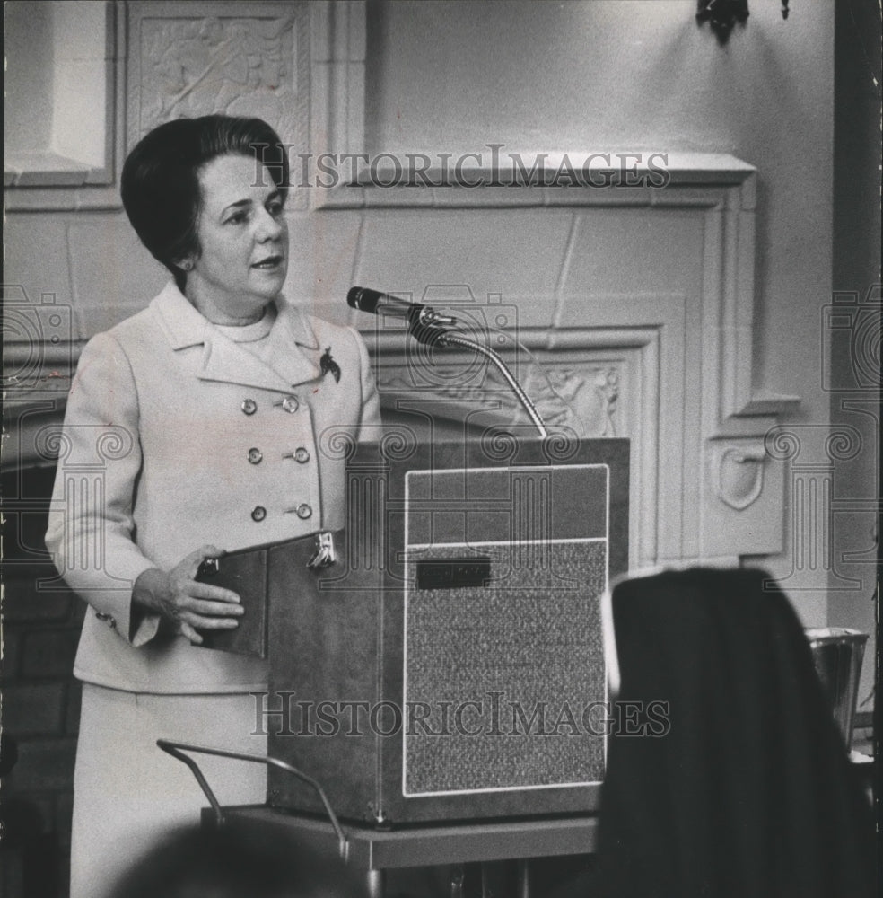 1998 Press Photo Mrs. Eugene McCarthy Gives Speech at Podium - Historic Images