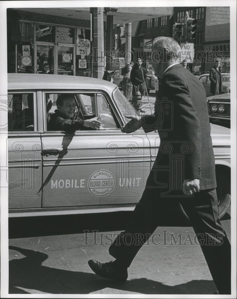 1968 Press Photo Senator Eugene McCarthy greets a passenger in Blood Center Car. - Historic Images