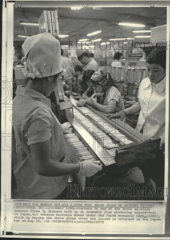 1972 Press Photo Assembly line workers in Okinawa producing cigarettes - Historic Images