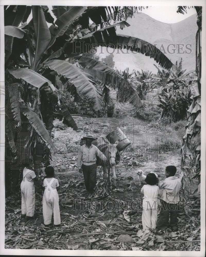 1952 Press Photo Children and Villager at Coastal District of Huacho, Peru - Historic Images