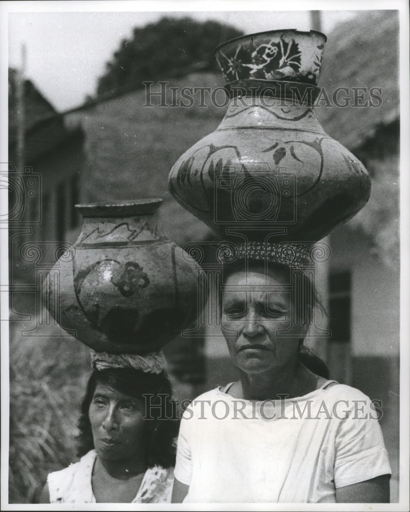1961 Press Photo Women Carrying Water Jugs at Yurimaguas Village in Peru-Historic Images