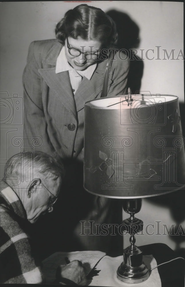 1954 Press Photo Henry Lewandowski Signs Joe McCarthy Recall Petition - Historic Images