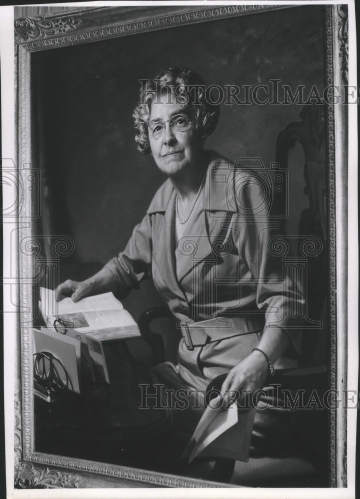 1971 Press Photo Portrait of Faye McBeath in a chair with a book - mjb24995 - Historic Images