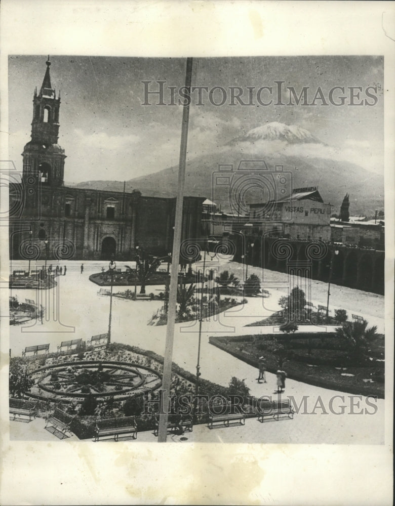 1930 Press Photo Plaza of Aerquipa and El Misti Volcano in Peru - mjb25047 - Historic Images