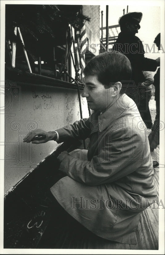 1991 Press Photo Waukesha County Executive Daniel M. Finley at Justice Center - Historic Images