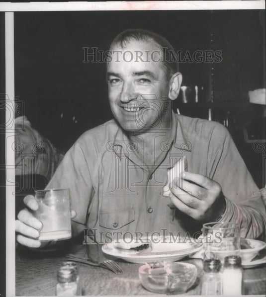 1952 Press Photo Wisconsin Senator McCarthy at Los Angeles California Airport-Historic Images