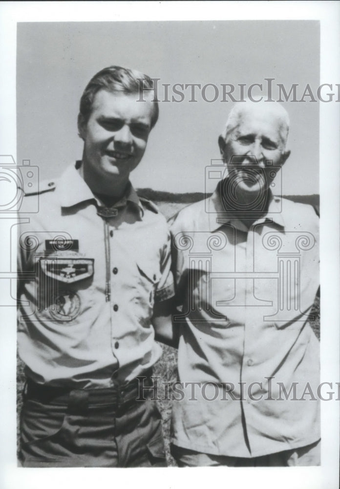 Press Photo Michael Delzotti with Zoologist Marlin Perkins - mjb25263 - Historic Images