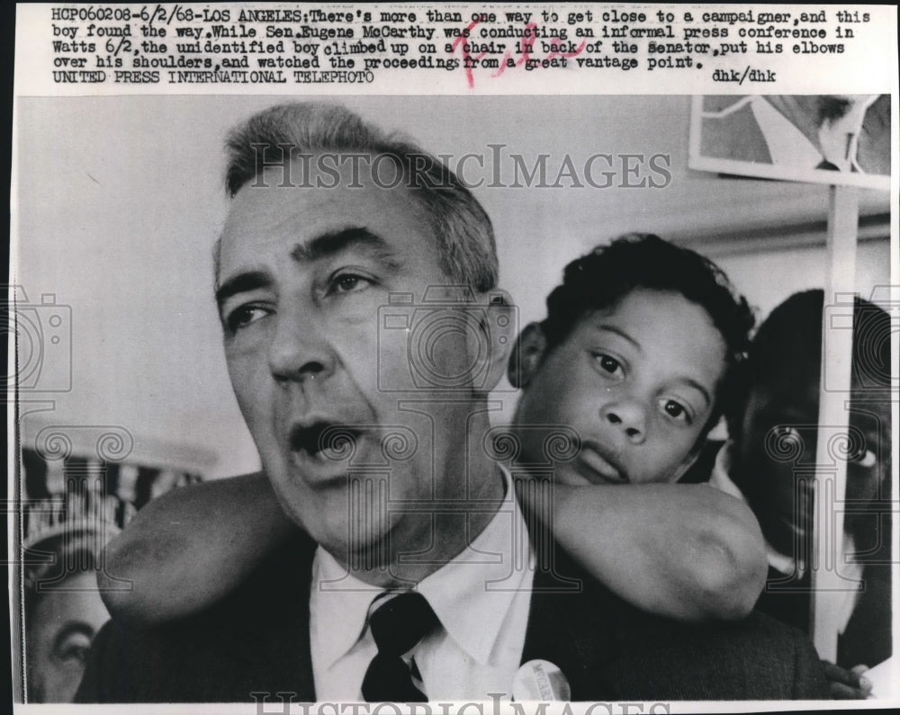 1968 Press Photo Senator Eugene McCarthy at Informal Press Conference in Watts - Historic Images