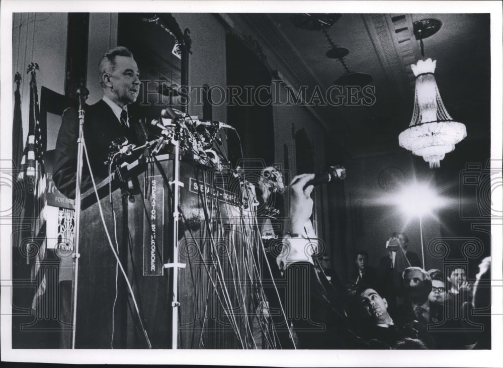 1968 Press Photo Senator Eugene McCarthy at Press Conference in Milwaukee - Historic Images