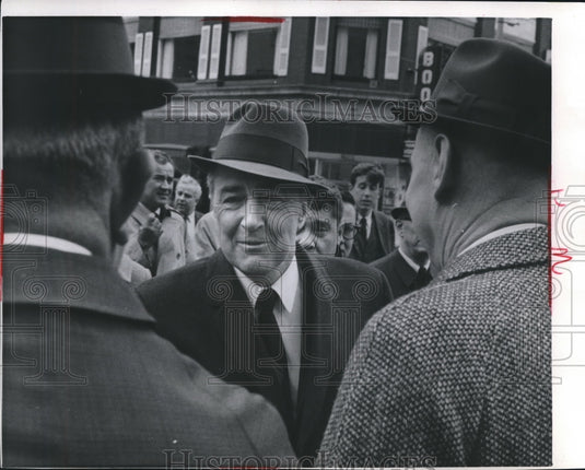 1968 Press Photo Senator Eugene J. McCarthy Campaigns for Wisconsin Primary - Historic Images