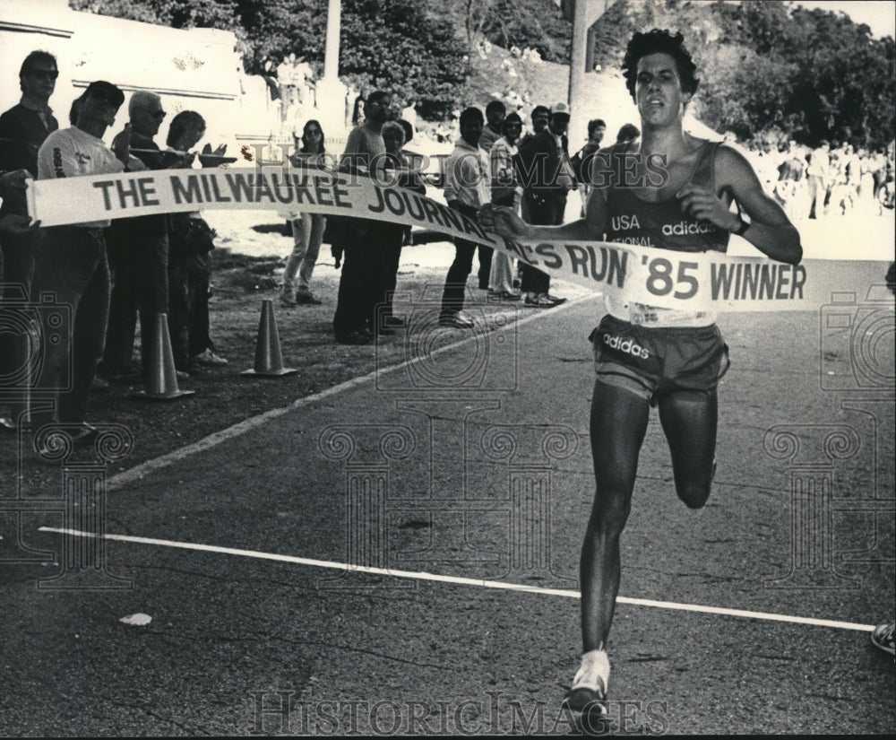 1985 Press Photo Dave Uhrich wins Al McGuire&#39;s race, Milwaukee - mjb25422 - Historic Images