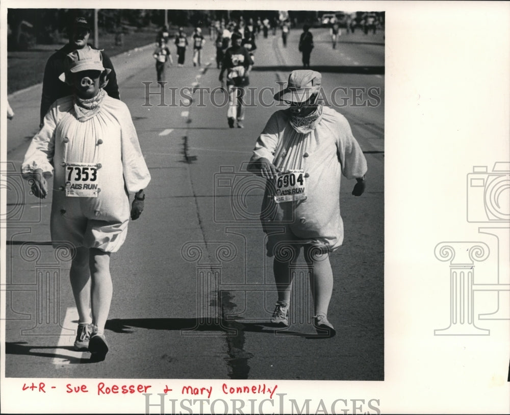 1985 Press Photo Sue Roesser and Mary Connelly in Costume at Al's Run- Historic Images