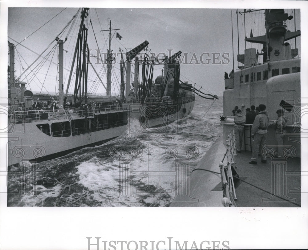 1970 Press Photo Canadian Destroyer Nipigon Refuels in Atlantic Ocean - Historic Images