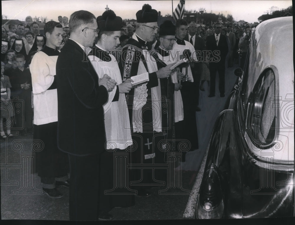 1957 Press Photo Funeral Cortege for Senator McCarthy Stopped in Little Chute - Historic Images