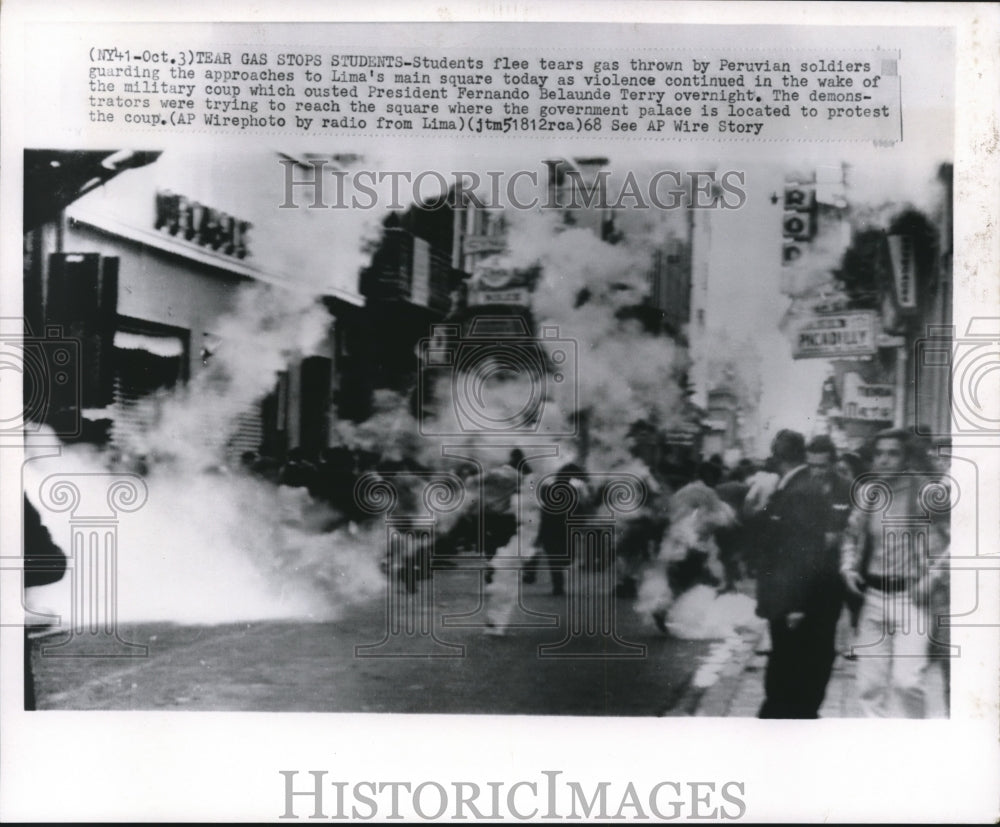 1968 Press Photo Students tear gassed by Peruvian soldiers at Lima square, Peru.-Historic Images