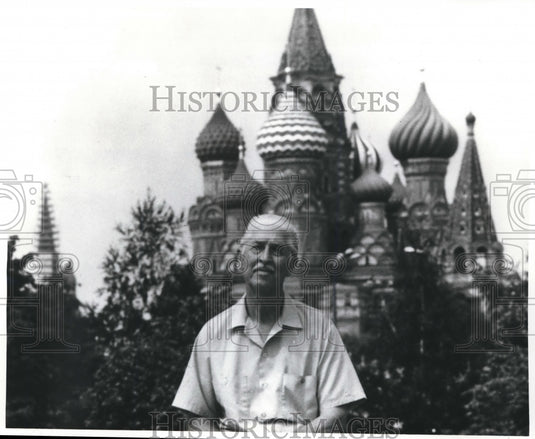 1975 Press Photo Marlin Perkins, at St. Basil's Cathedral, Moscow. - mjb25680 - Historic Images