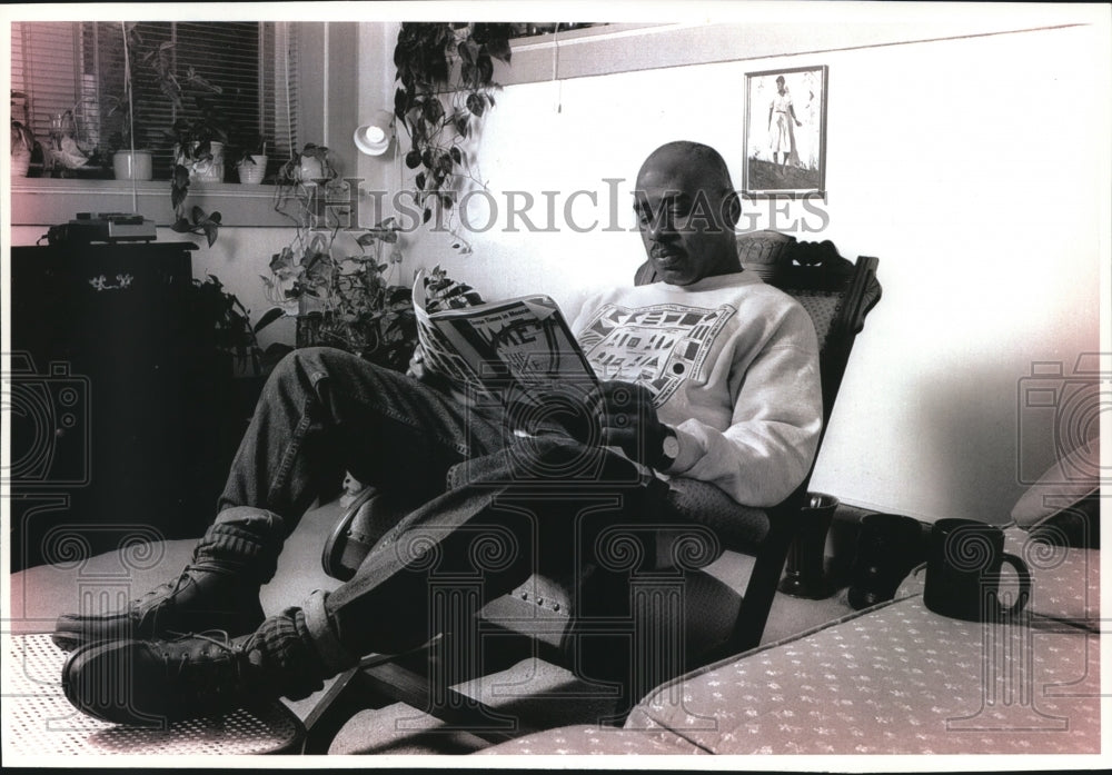 1993 Press Photo Edward Carr at Home in Milwaukee - mjb25763 - Historic Images