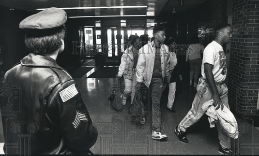 1990 Press Photo Chapter 220 Students Arrive for Class at Franklin High SChool - Historic Images