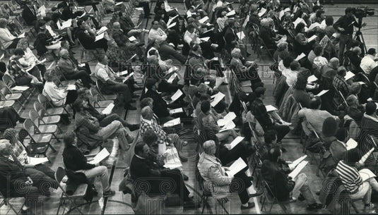 1992 Press Photo Hundreds fill a School Board meeting at Franklin High School - Historic Images