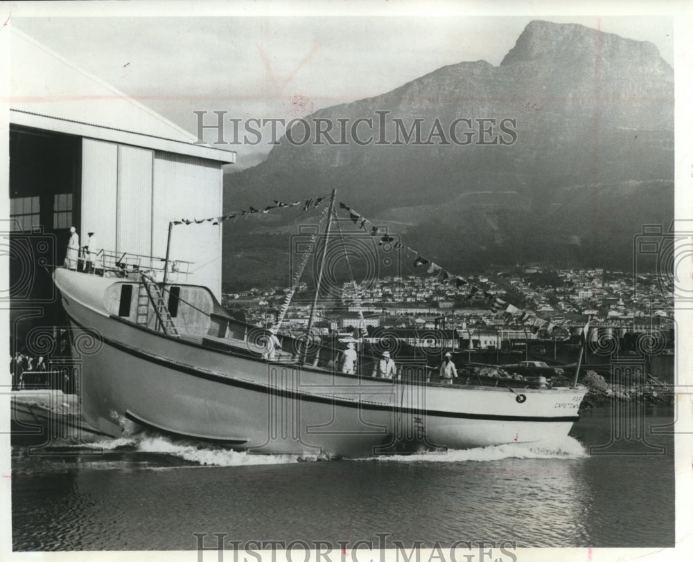 1967 Press Photo Fishing Trawler With A Glass Hull in Cape Town, South Africa-Historic Images