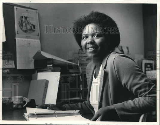 1984 Press Photo Wendy McPherson with he Women's Crisis Line Inc. - mjb25945 - Historic Images