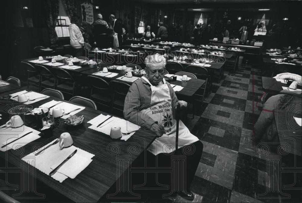 1989 Press Photo Tom McNulty sits amid tables at the Legion hall - mjb25948 - Historic Images
