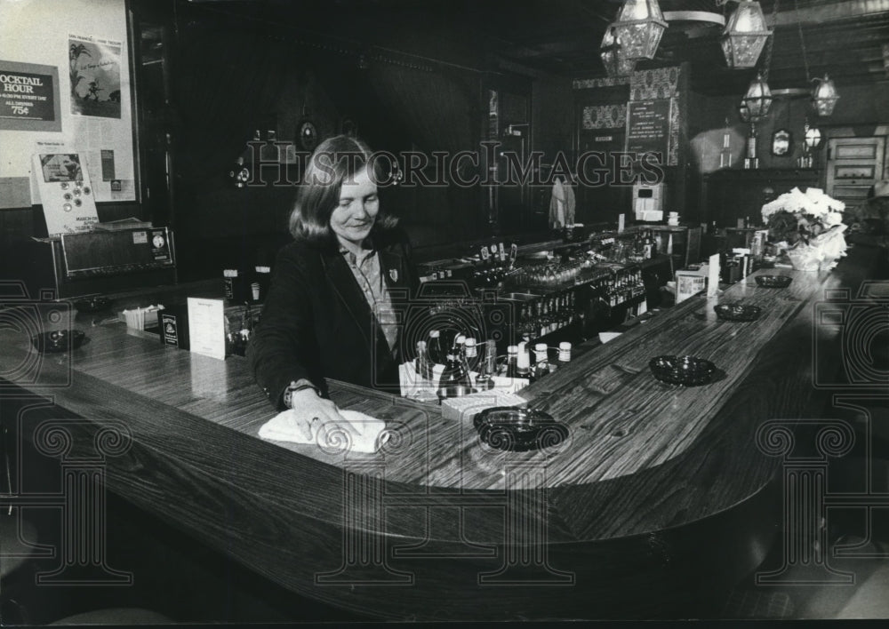 1981 Press Photo Mary Anne McNulty working at Interlude pub - Historic Images