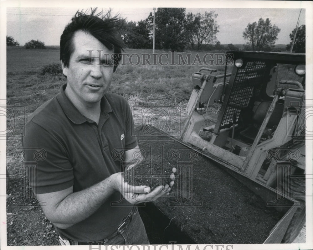 1988 Press Photo James McNelly shows soil made from yard waste with worms - Historic Images