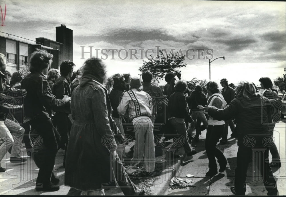 1979 Press Photo Many People Surround the Attacker at James Madison High School - Historic Images