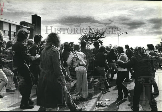 1979 Press Photo Many People Surround the Attacker at James Madison High School - Historic Images