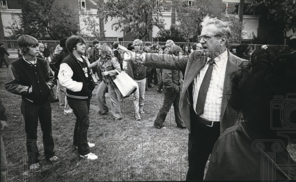 1979 Press Photo Madison Senior High School Principal Harry Wolff Stops Fight - Historic Images
