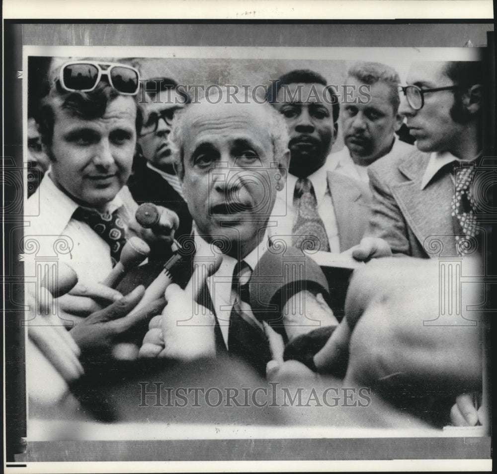 1972 Press Photo Maryland Governor Marvin Mandel Talks to Newsmen - mjb26009 - Historic Images