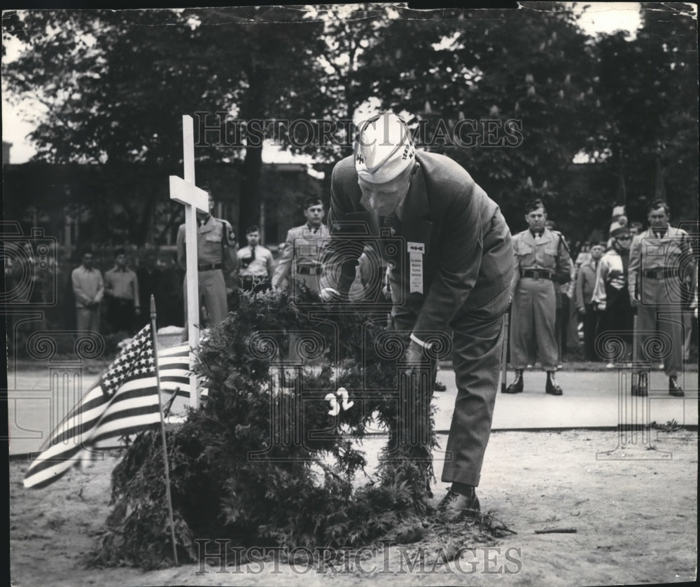 1952 Press Photo Milwaukee Red Arrow Service in Cathedral Square on Memorial Day - Historic Images